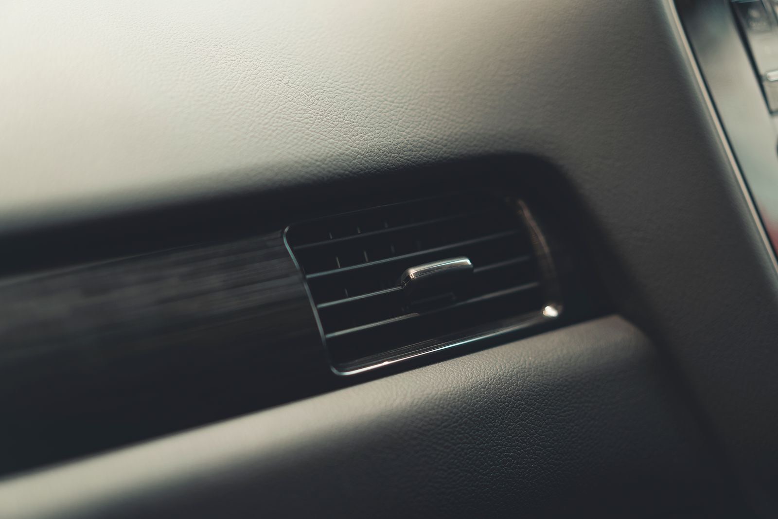 Mobile mechanic connecting an air-con regas machine to a car's aircon ports
